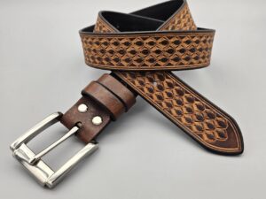 Skórzany pasek tłoczony w ozdobny wzór