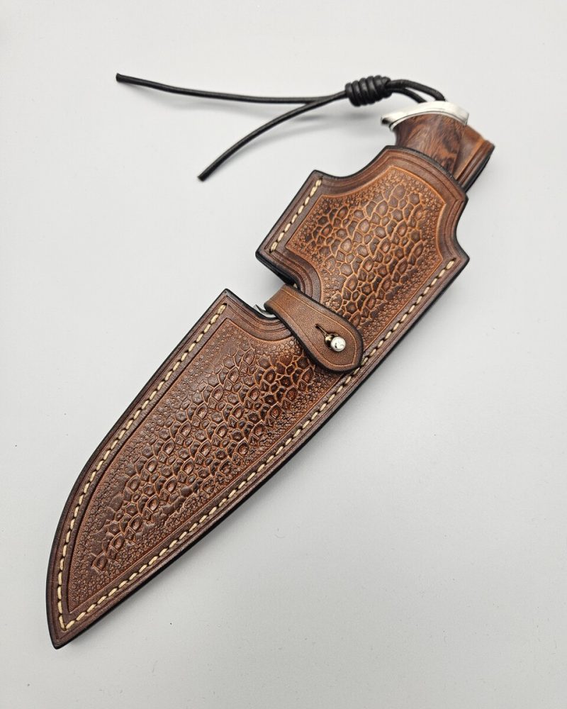 pokrowiec z wcięciem, tłoczony we wzór