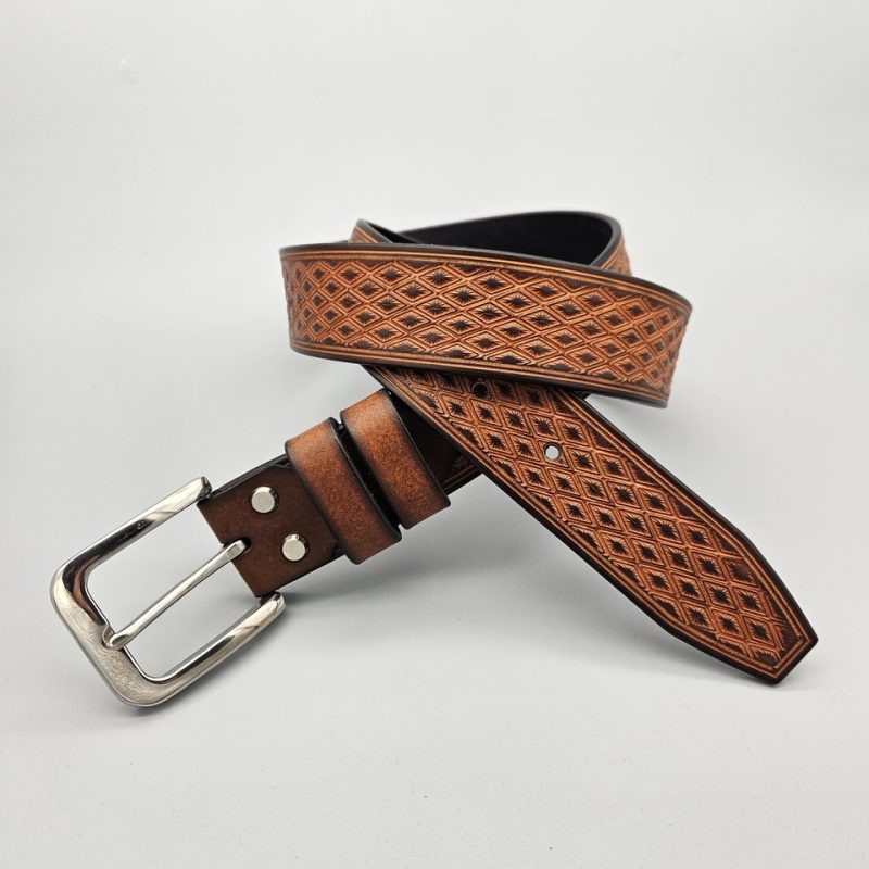 Pasek w kolorze jasnobrązowym zdobiony we wzór karo