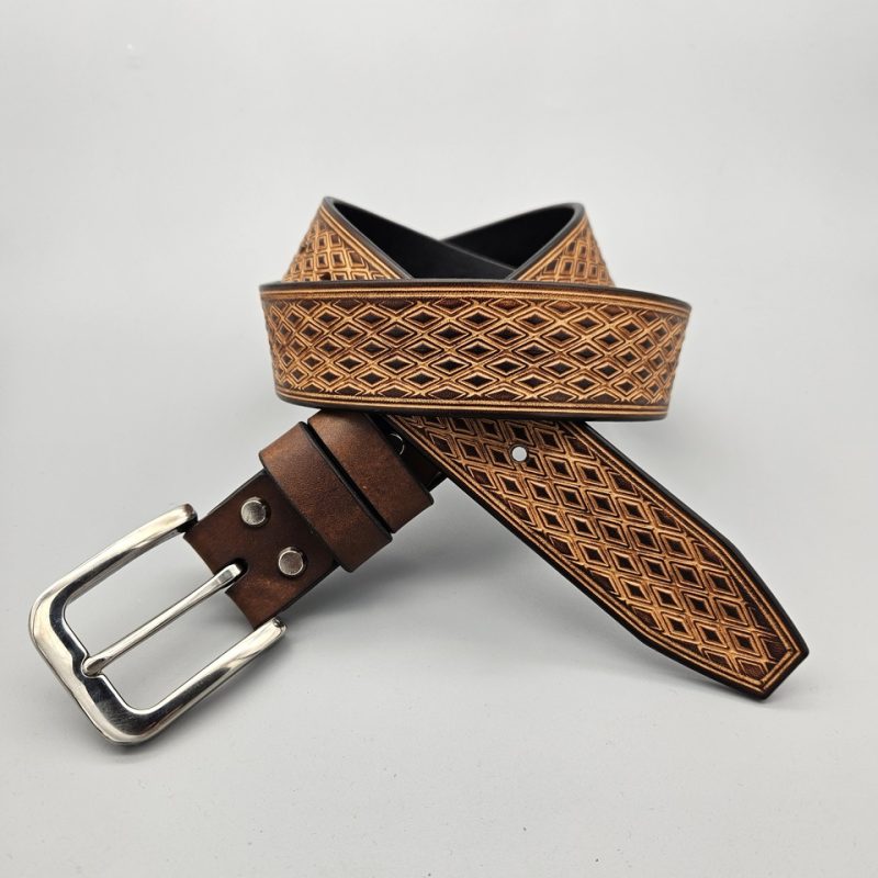 Pasek w kolorze jasnobrązowym zdobiony we wzór karo