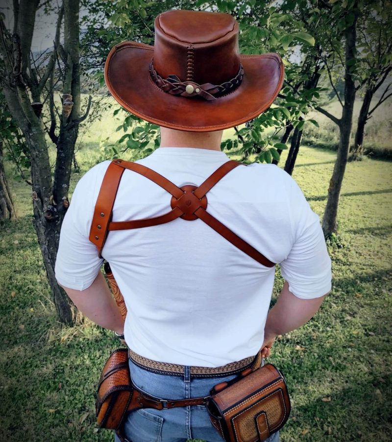 Kapelusze skórzane tył