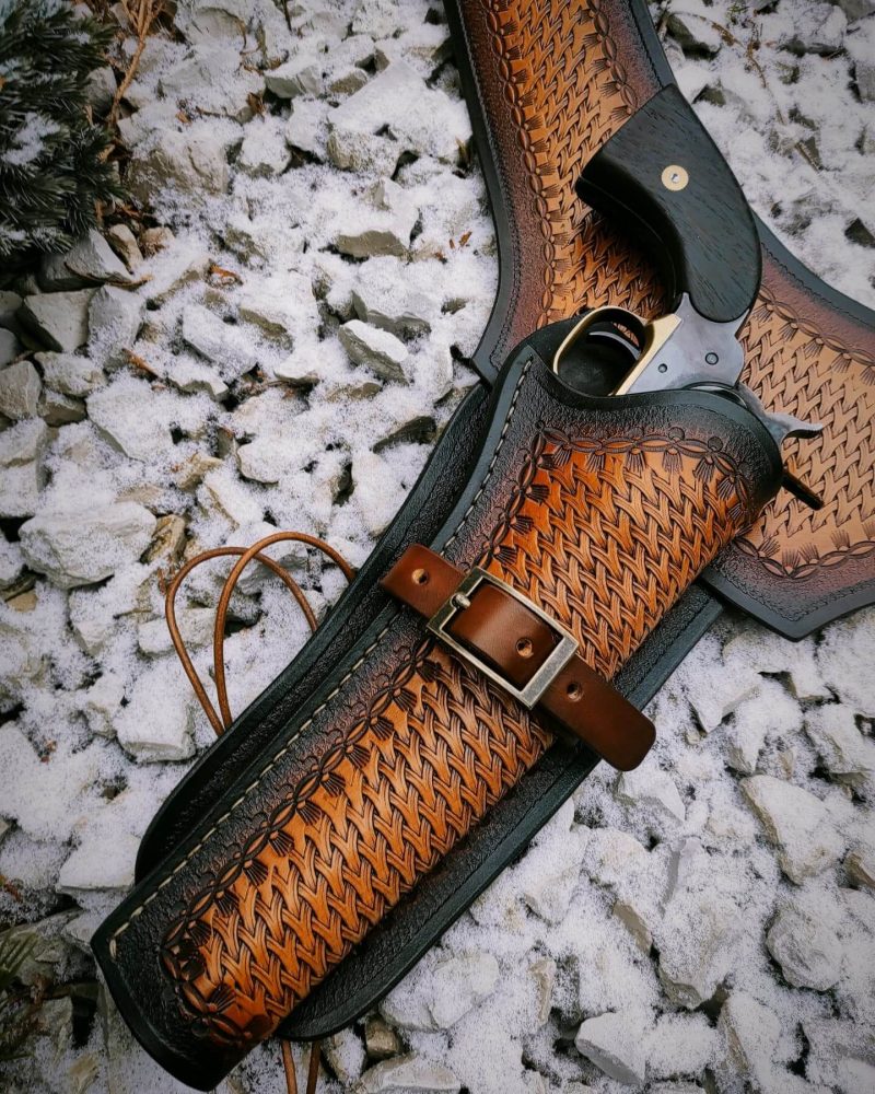 skórzana kabura do broni czarnoprochowej z biodrowym pasem