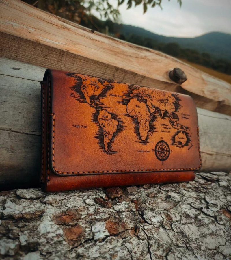 kabura na telefon z mapą świata